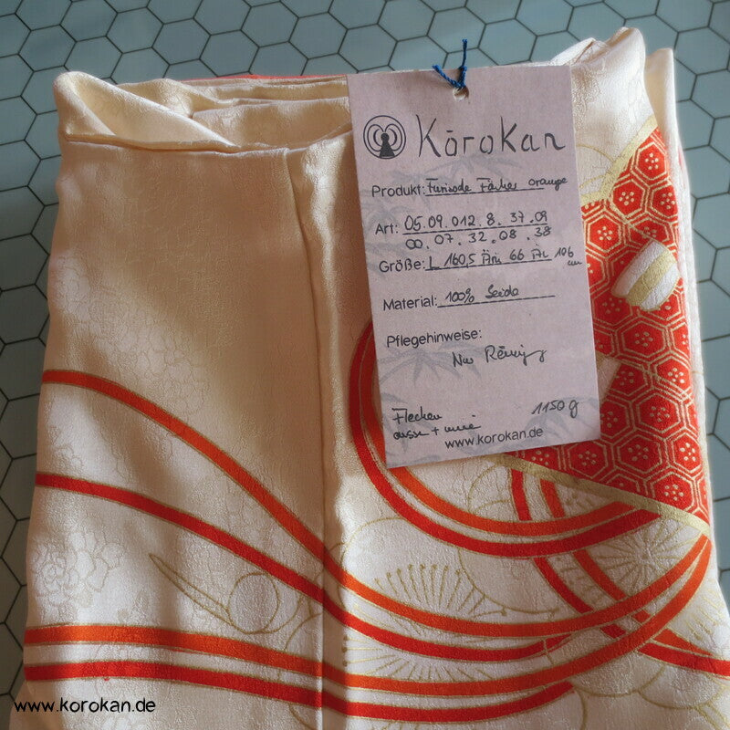 Fächer mit Gold und Stickerei auf hellem Seidendamast Furisode Kimono