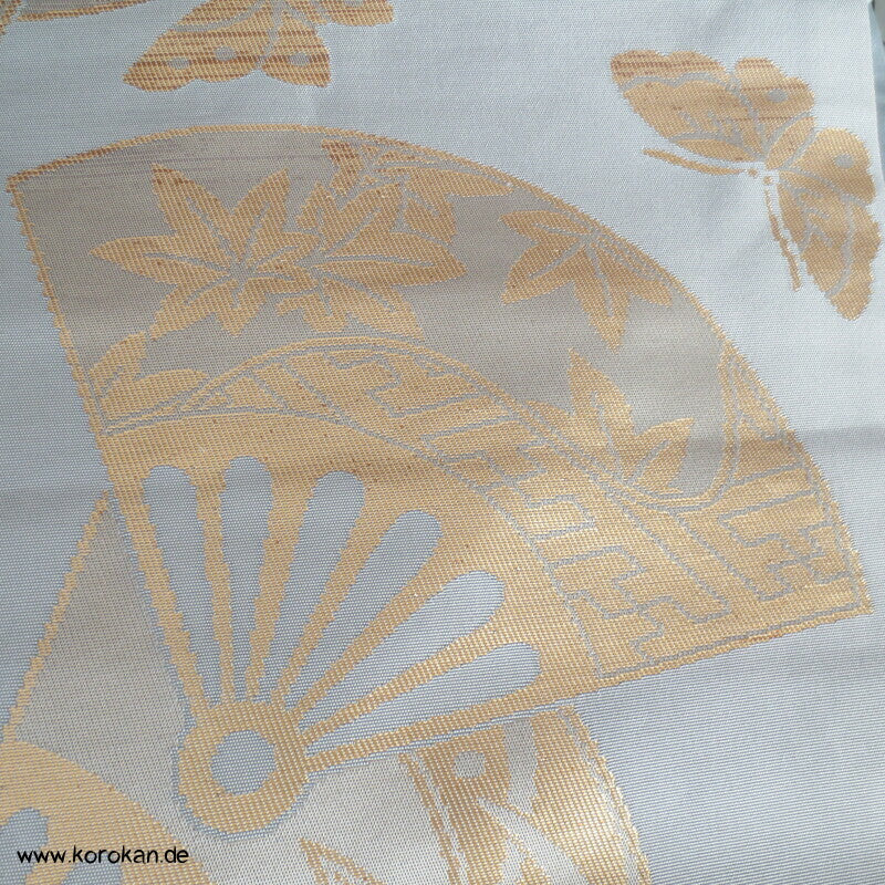 goldene Fächer auf zartem hellblau Nagoya Obi