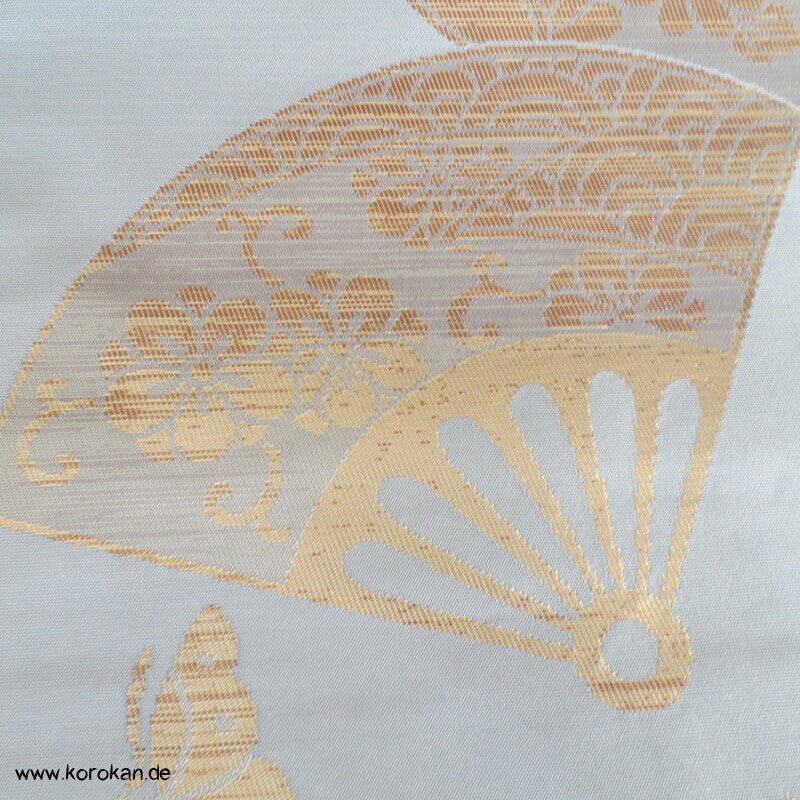 goldene Fächer auf zartem hellblau Nagoya Obi