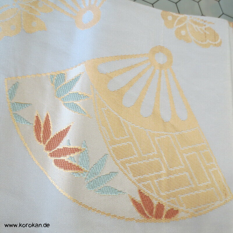 goldene Fächer auf zartem hellblau Nagoya Obi