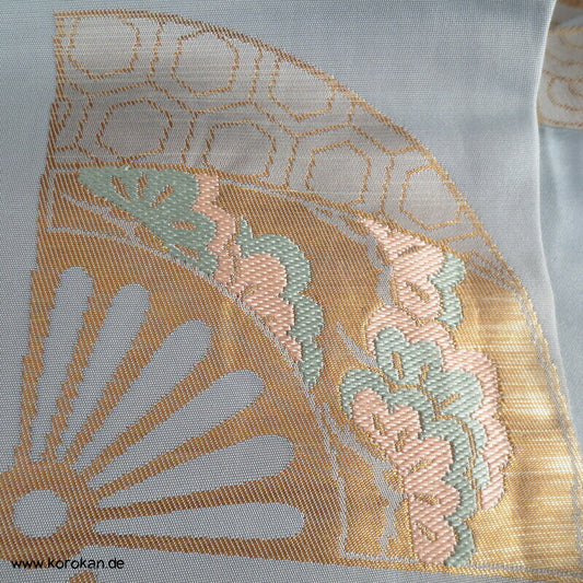 goldene Fächer auf zartem hellblau Nagoya Obi