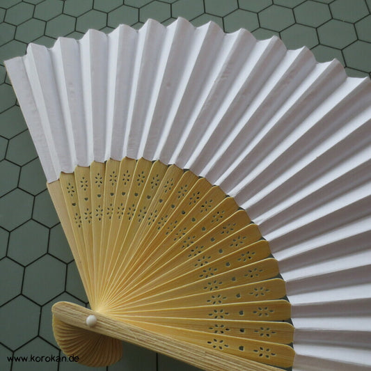 weißer Fächer aus Bambus, mit Papier bezogen mit Hülle