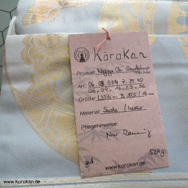 goldene Fächer auf zartem hellblau Nagoya Obi