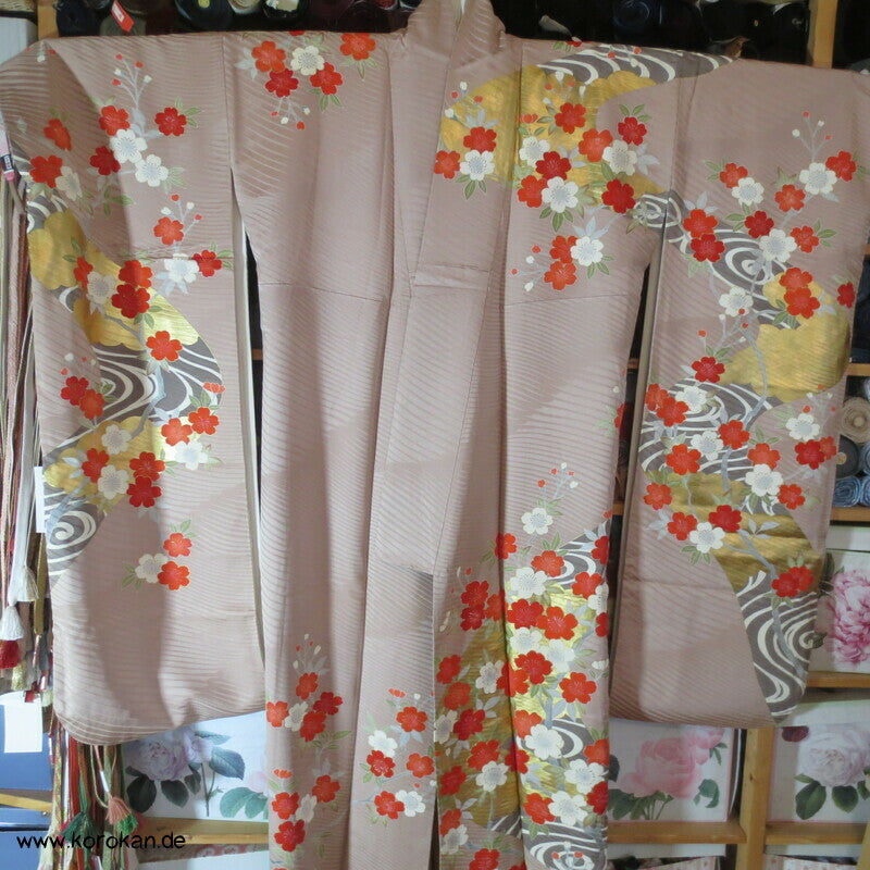 goldener Fluss mit Sakura Kirschblüten Furisode Seidendamast mit viel Gold