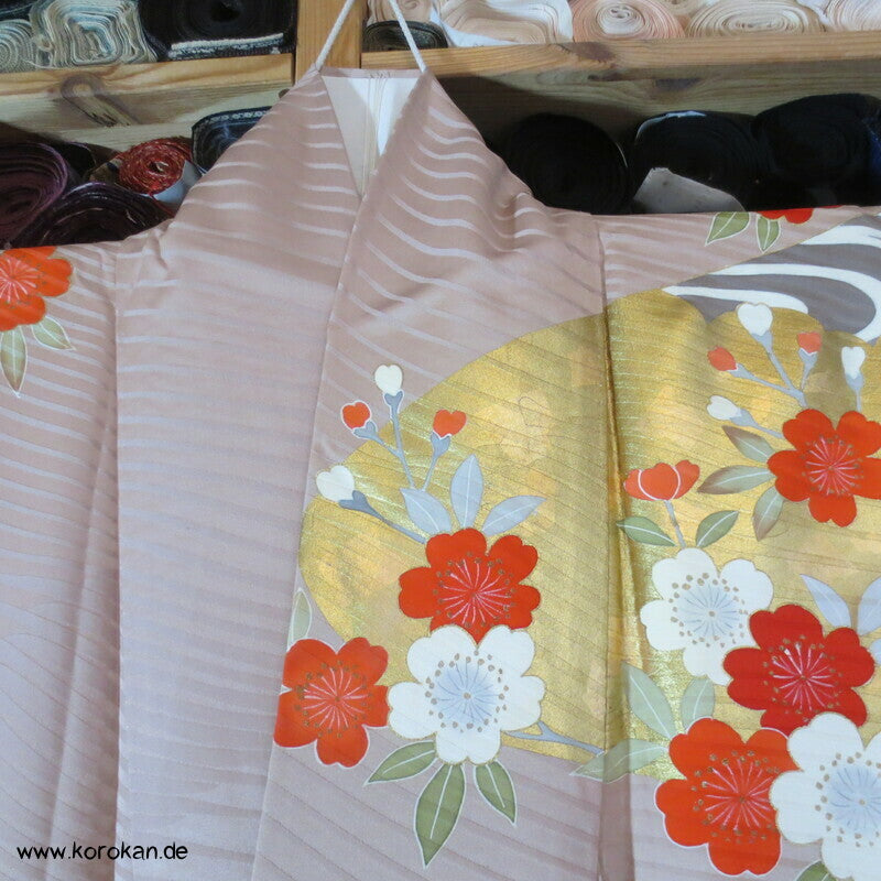 goldener Fluss mit Sakura Kirschblüten Furisode Seidendamast mit viel Gold