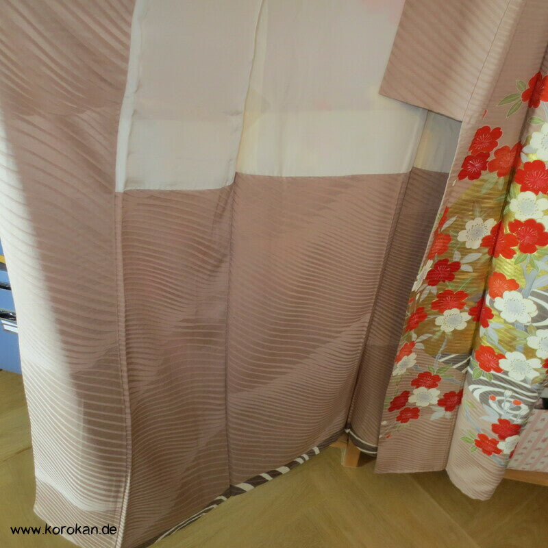 goldener Fluss mit Sakura Kirschblüten Furisode Seidendamast mit viel Gold