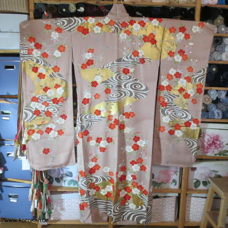 goldener Fluss mit Sakura Kirschblüten Furisode Seidendamast mit viel Gold