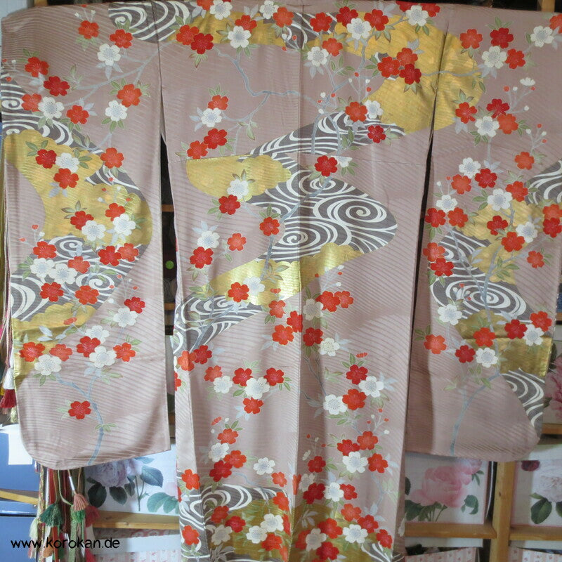 goldener Fluss mit Sakura Kirschblüten Furisode Seidendamast mit viel Gold