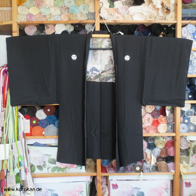 Montsuki 5 Tomoe Mon Ensemble, Kimono + Haori, Weiser am Berg