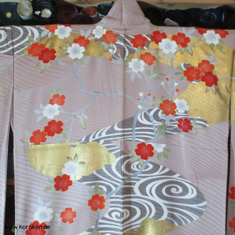 goldener Fluss mit Sakura Kirschblüten Furisode Seidendamast mit viel Gold