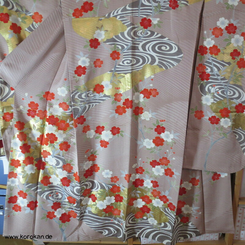 goldener Fluss mit Sakura Kirschblüten Furisode Seidendamast mit viel Gold