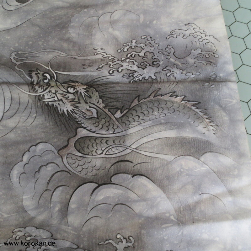 Seidentaft Kimonofutter Stoffrest Drachen in Wellen
