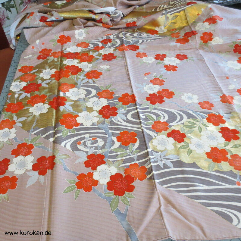goldener Fluss mit Sakura Kirschblüten Furisode Seidendamast mit viel Gold