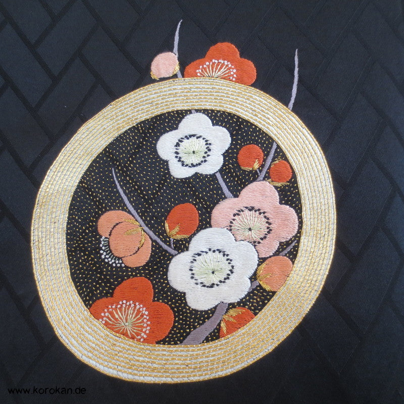 schwarzer Homongi Seidendamast Kimono mit bunten "Blumenspiegeln" - Stickereien
