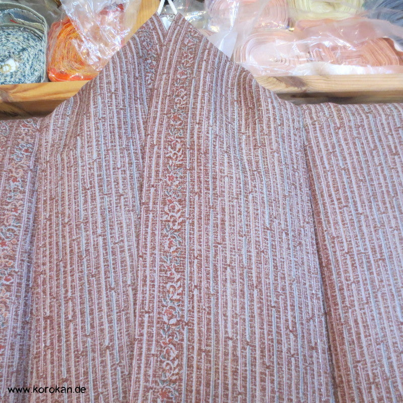 feine Musterstreifen auf rauem Crepe Komon Kimono