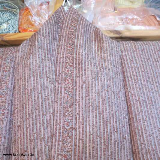 feine Musterstreifen auf rauem Seiden Crepe Komon Kimono