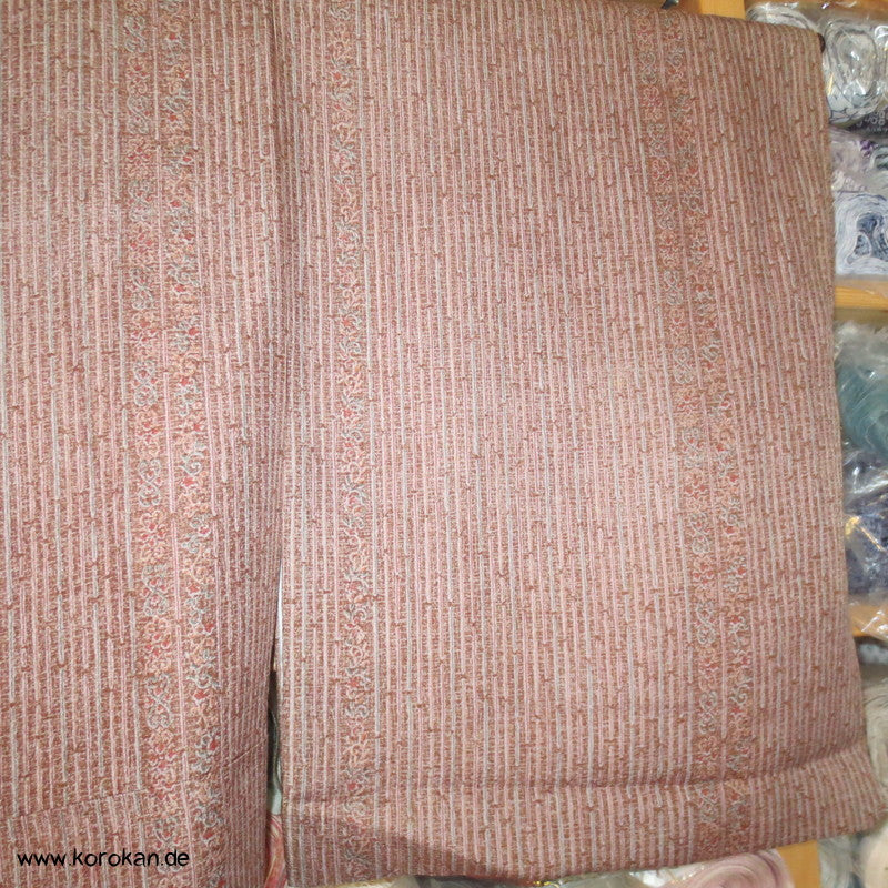 feine Musterstreifen auf rauem Crepe Komon Kimono