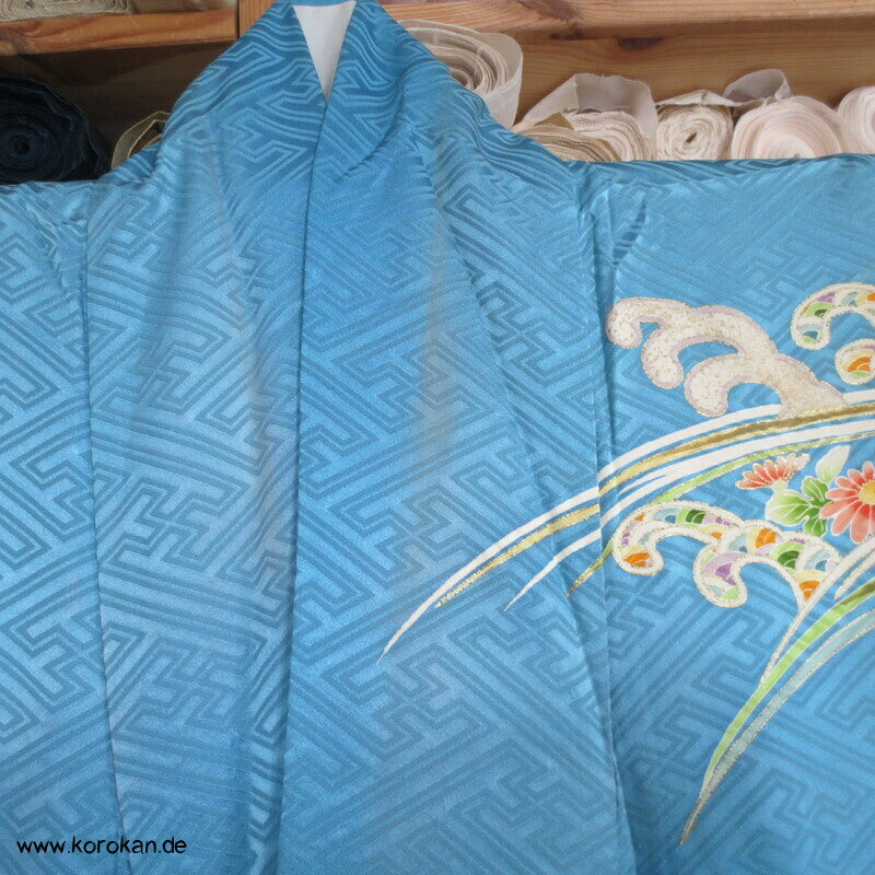 Päonien auf Sayagata Seidendamast Furisode Kimono, türkisblau mit Wellen