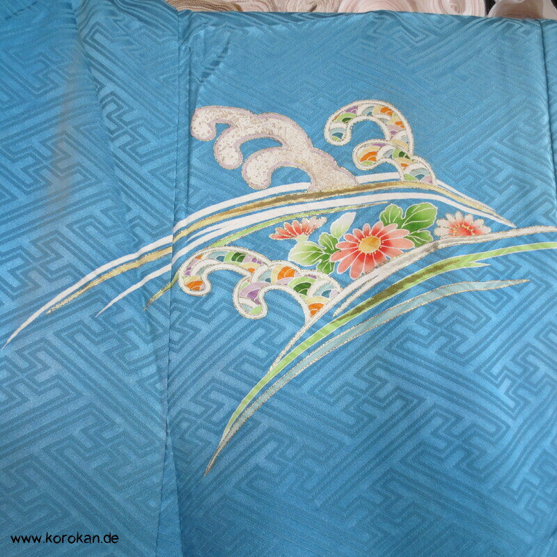 Päonien auf Sayagata Seidendamast Furisode Kimono, türkisblau mit Wellen