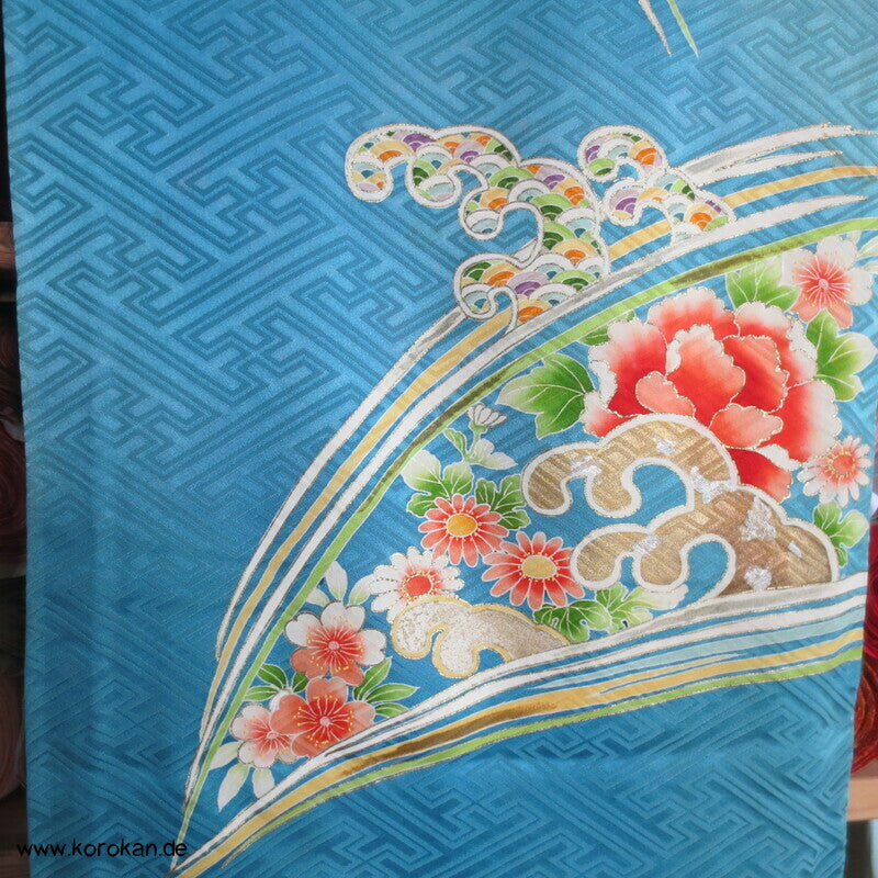 Päonien auf Sayagata Seidendamast Furisode Kimono, türkisblau mit Wellen