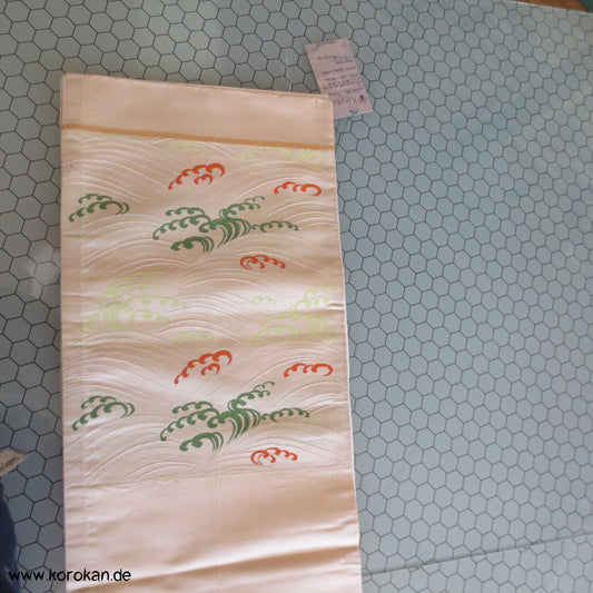 grüne und rote Wellen auf hellem Grund Fukuro Obi