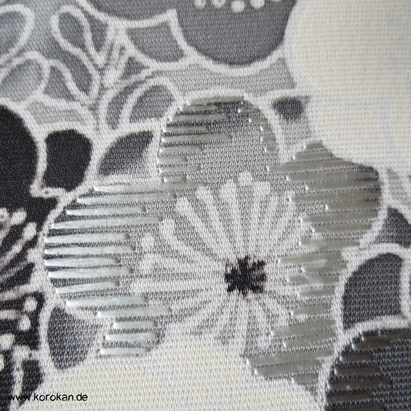 runde Baum Embleme mit Teilstickerei Tomesode Kimono Seidenstoff