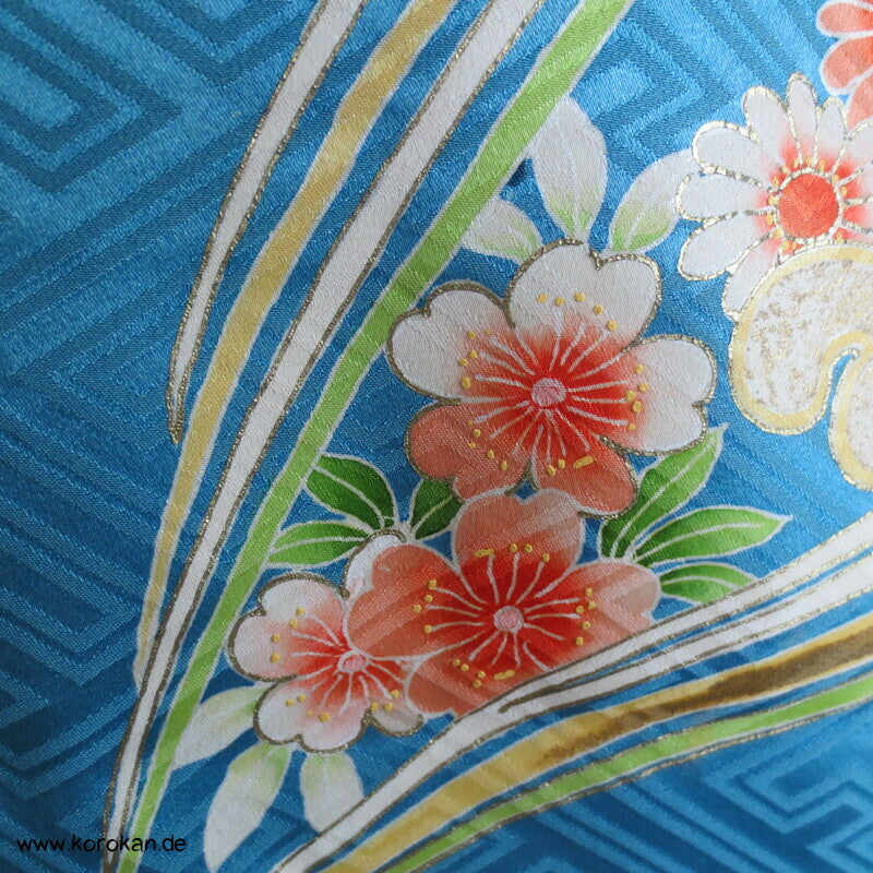 Päonien auf Sayagata Seidendamast Furisode Kimono, türkisblau mit Wellen