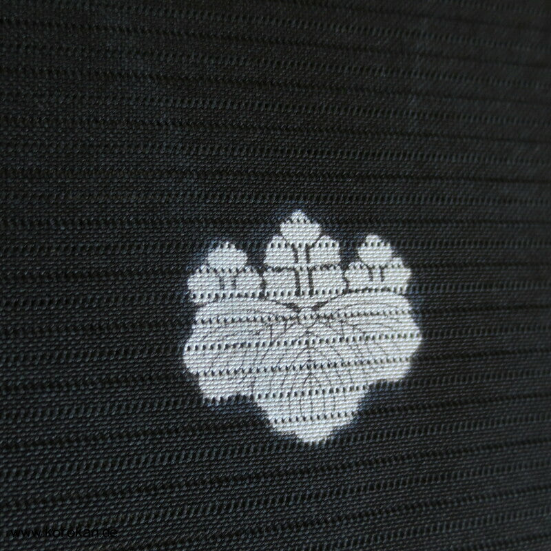 schwarzer Rho Kimono Seidenstoff mit Mon, vorgewaschen