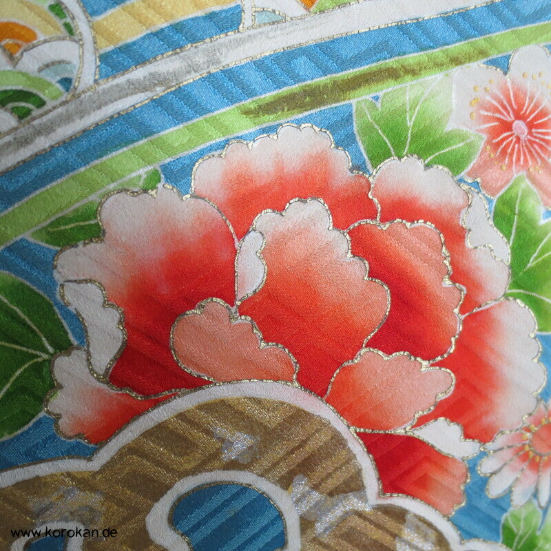 Päonien auf Sayagata Seidendamast Furisode Kimono, türkisblau mit Wellen