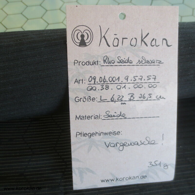 schwarzer Rho Kimono Seidenstoff mit Mon, vorgewaschen