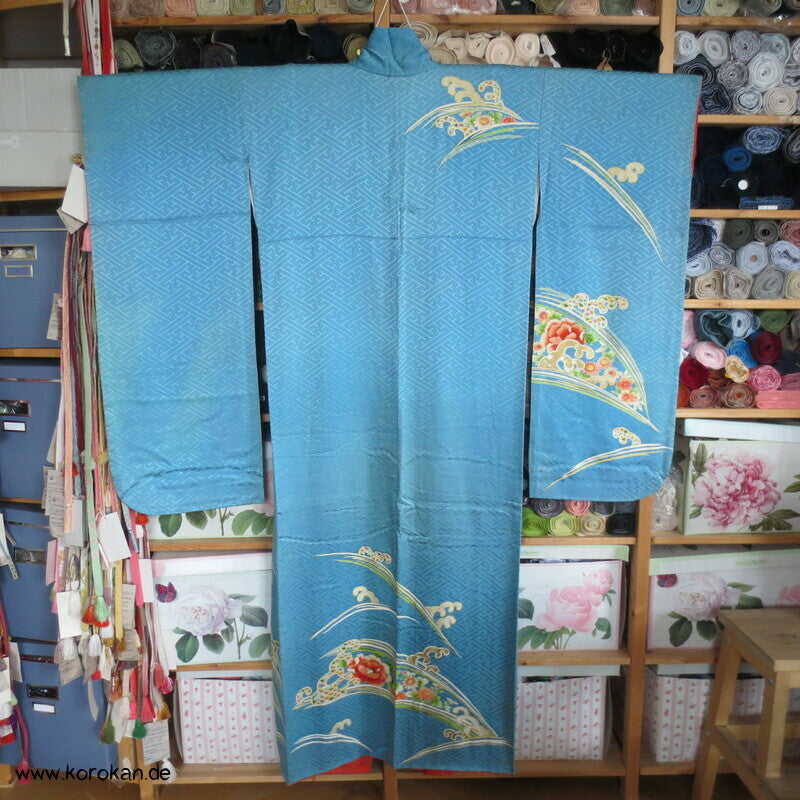Päonien auf Sayagata Seidendamast Furisode Kimono, türkisblau mit Wellen