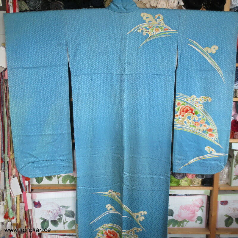 Päonien auf Sayagata Seidendamast Furisode Kimono, türkisblau mit Wellen