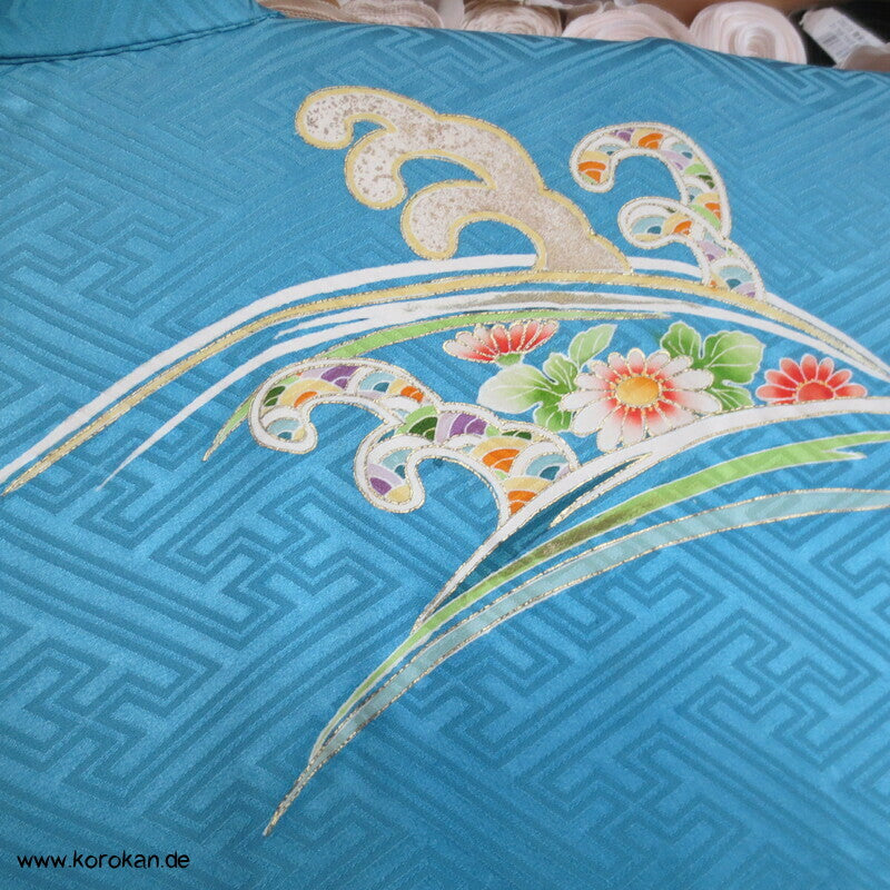 Päonien auf Sayagata Seidendamast Furisode Kimono, türkisblau mit Wellen