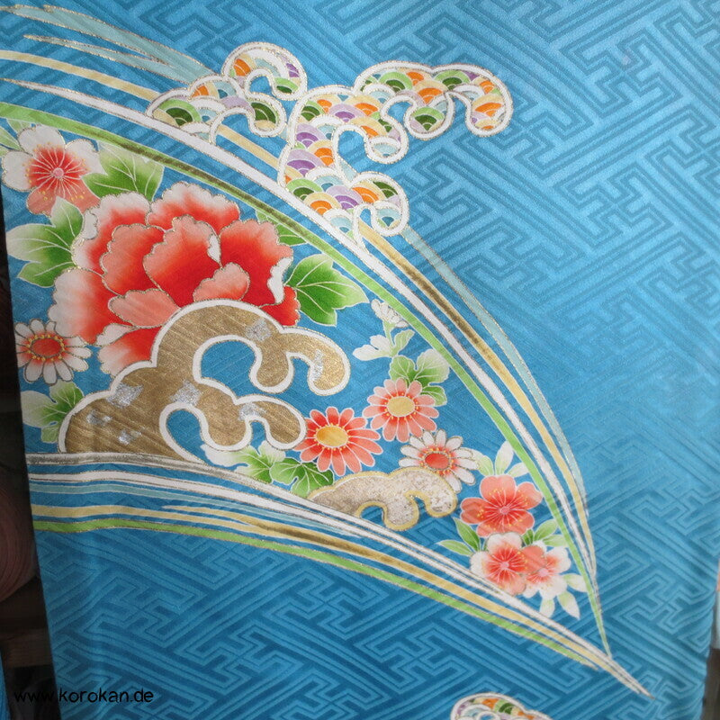 Päonien auf Sayagata Seidendamast Furisode Kimono, türkisblau mit Wellen