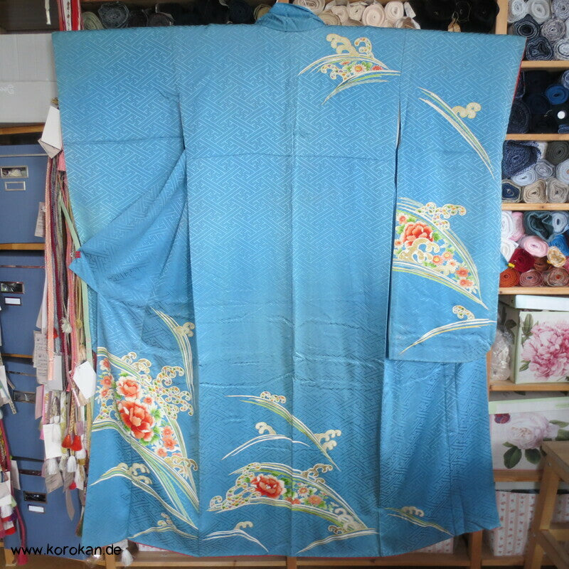 Päonien auf Sayagata Seidendamast Furisode Kimono, türkisblau mit Wellen