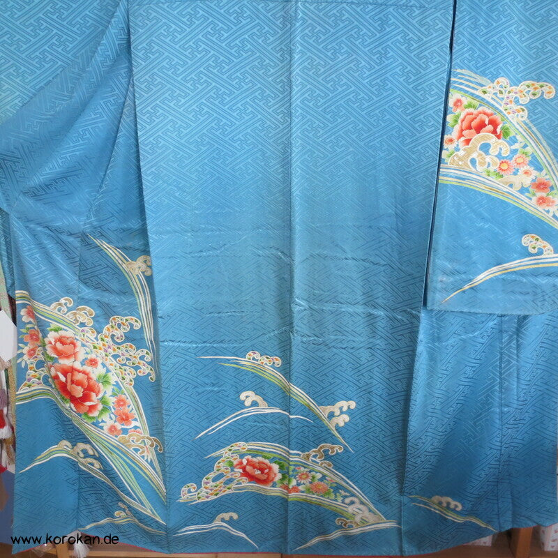 Päonien auf Sayagata Seidendamast Furisode Kimono, türkisblau mit Wellen
