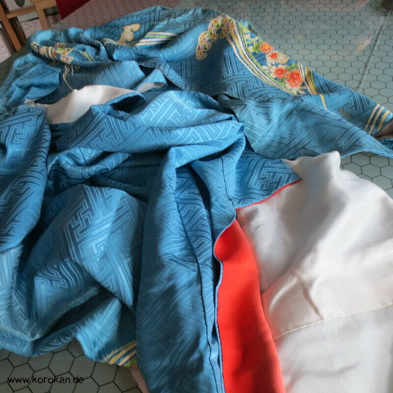 Päonien auf Sayagata Seidendamast Furisode Kimono, türkisblau mit Wellen