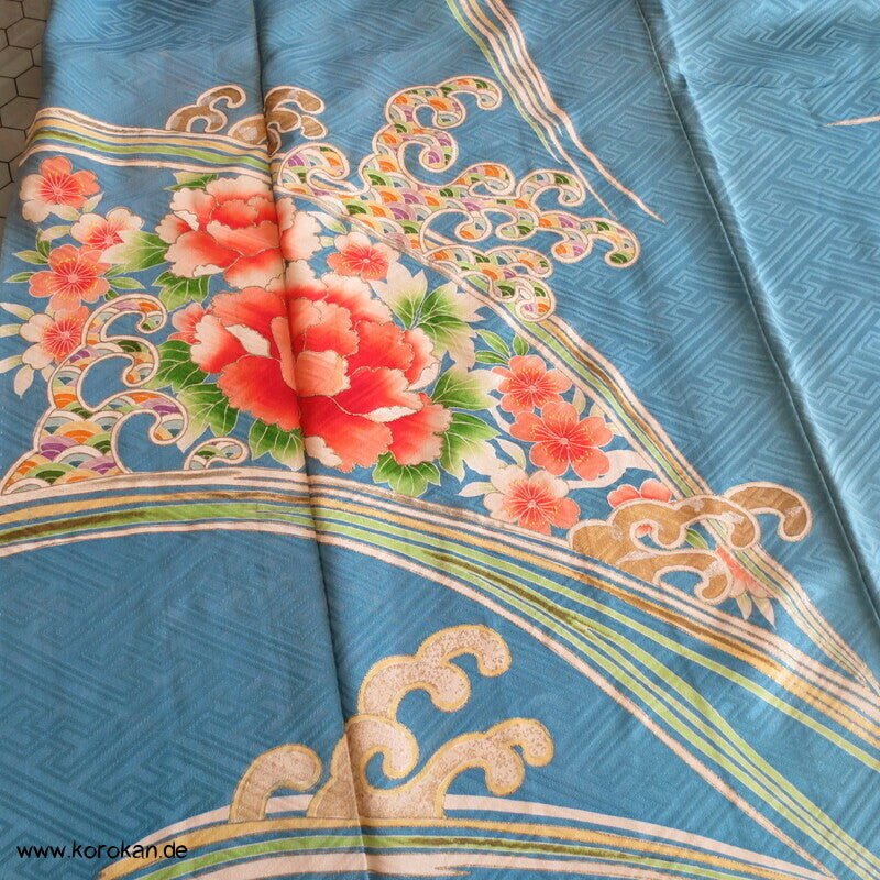 Päonien auf Sayagata Seidendamast Furisode Kimono, türkisblau mit Wellen