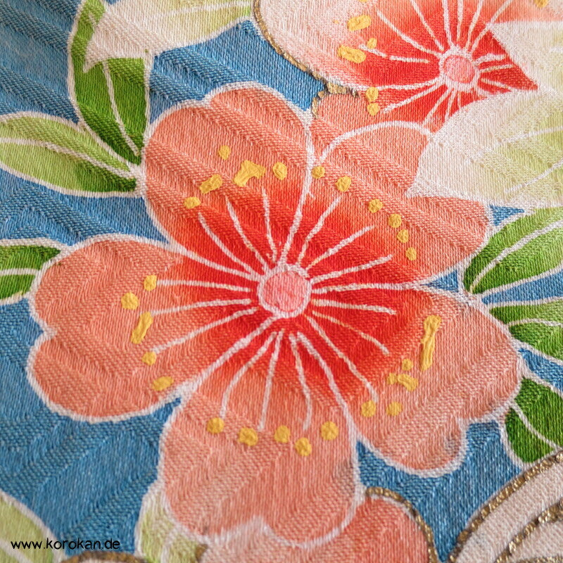 Päonien auf Sayagata Seidendamast Furisode Kimono, türkisblau mit Wellen