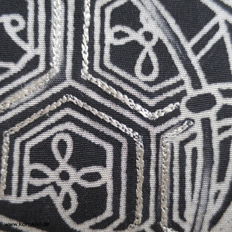Trommel mit Bändern und Teilstickerei Tomesode Kimono Seidenstoff