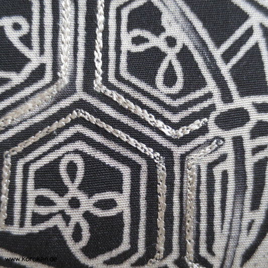 Trommel mit Bändern und Teilstickerei Tomesode Kimono Seidenstoff