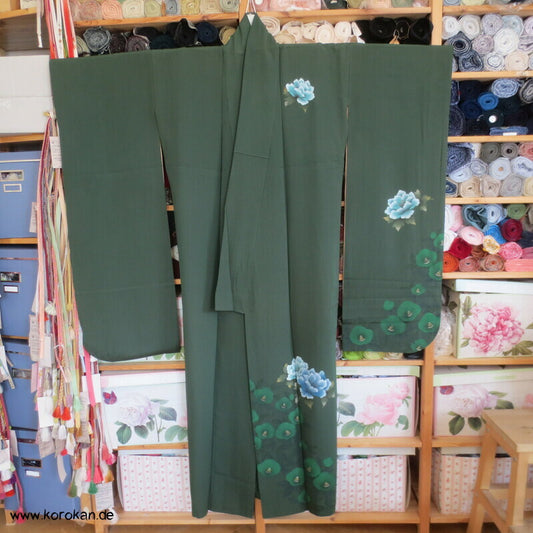 Kamelien und Päonien auf dunkelgrüner Seidencrepe Furisode Kimono