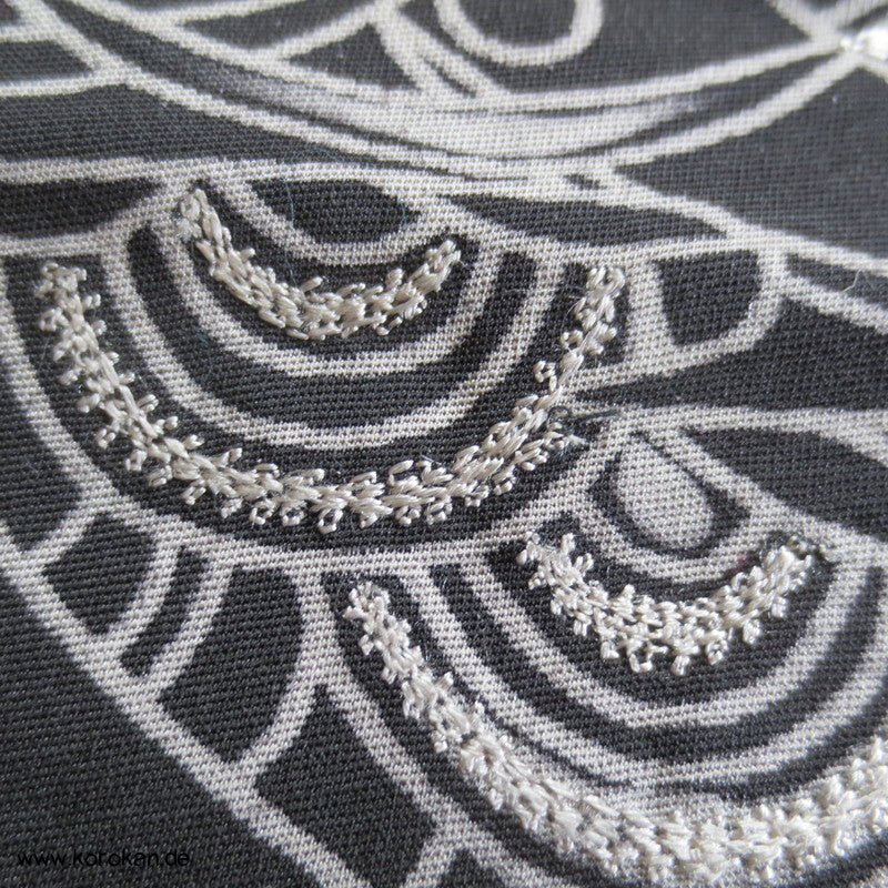 Trommel mit Bändern und Teilstickerei Tomesode Kimono Seidenstoff