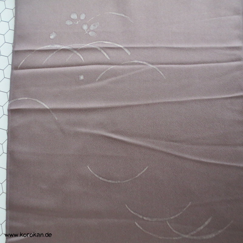 japanischer Kimono Seidencrepesatin mit handgemalten Gräsern grau in schlamm
