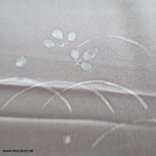 japanischer Kimono Seidencrepesatin mit handgemalten Gräsern grau in schlamm