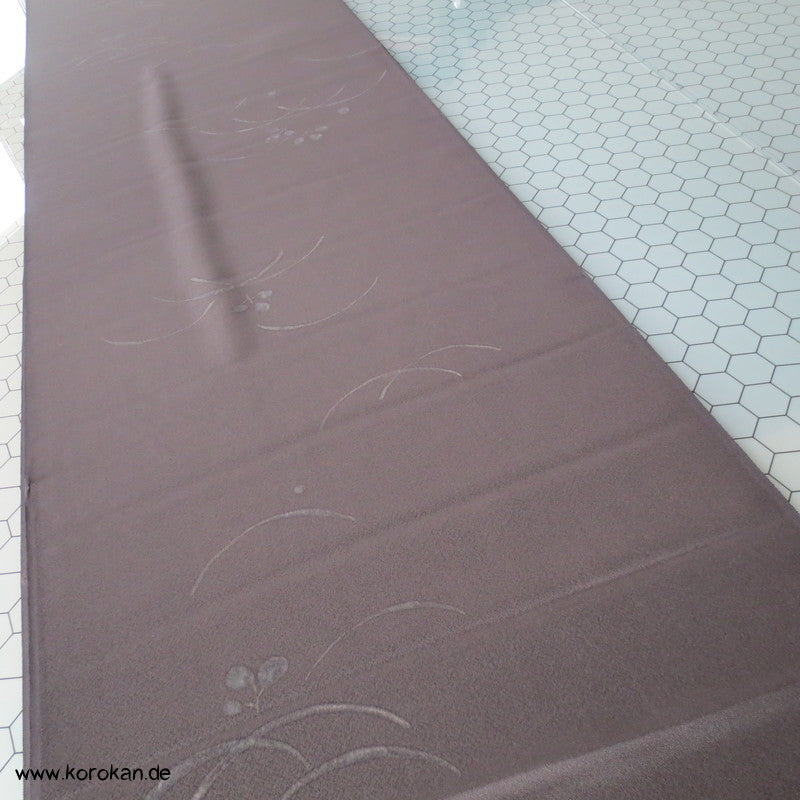 japanischer Kimono Seidencrepesatin mit handgemalten Gräsern grau in schlamm