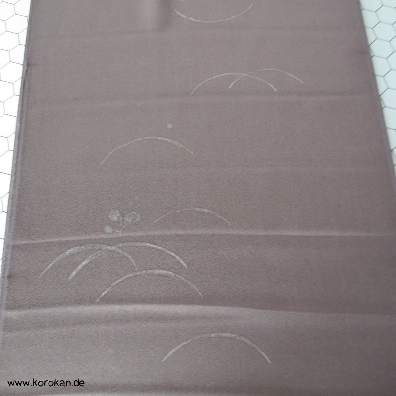 japanischer Kimono Seidencrepesatin mit handgemalten Gräsern grau in schlamm