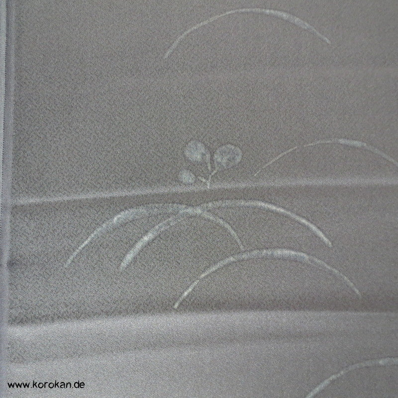 japanischer Kimono Seidencrepesatin mit handgemalten Gräsern grau in schlamm