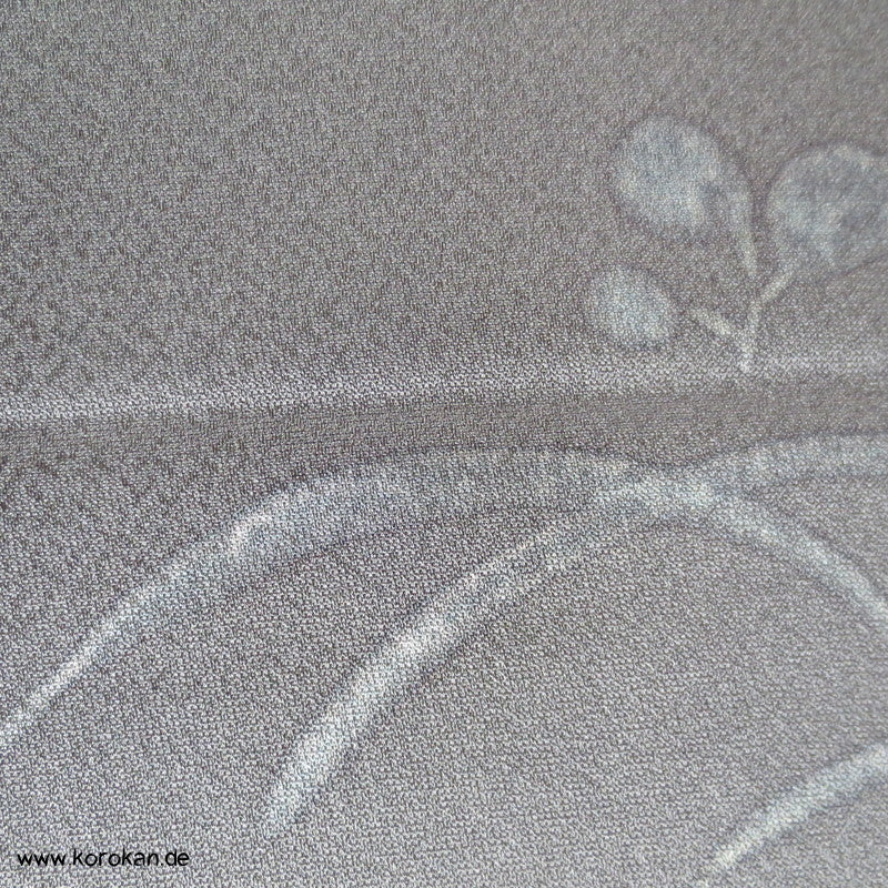 japanischer Kimono Seidencrepesatin mit handgemalten Gräsern grau in schlamm