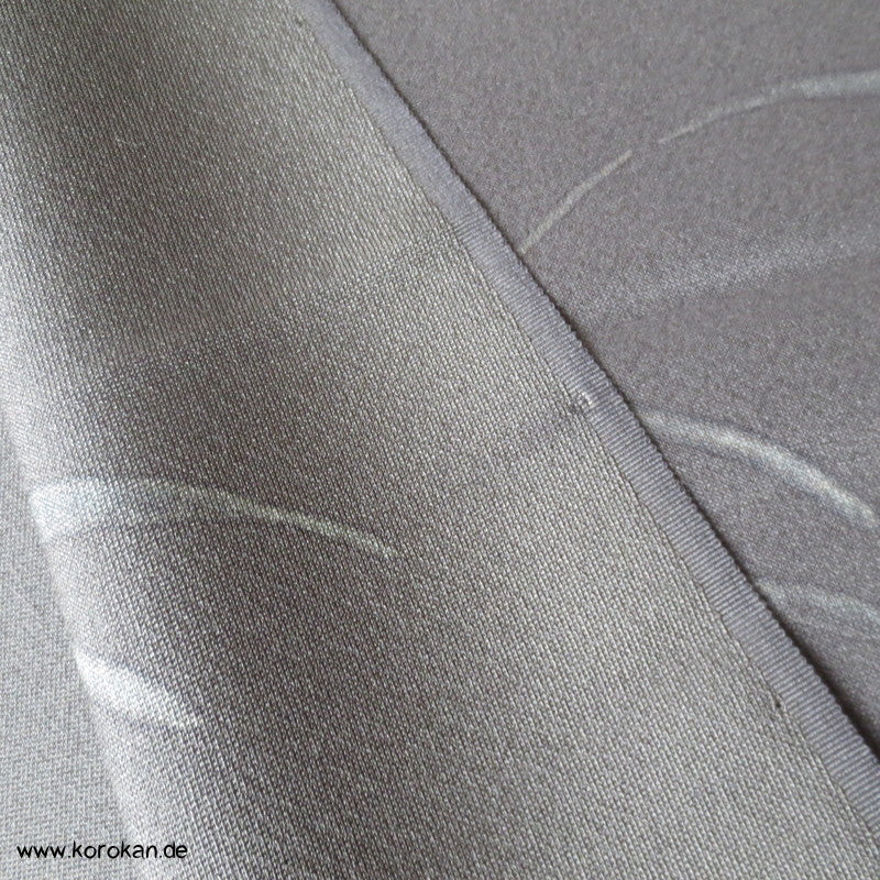 japanischer Kimono Seidencrepesatin mit handgemalten Gräsern grau in schlamm